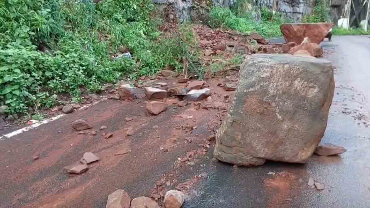 Landslides | శ్రీశైలం జలాశయం వద్ద విరిగిపడ్డ కొండచరియలు .. తప్పిన ప్రమాదం