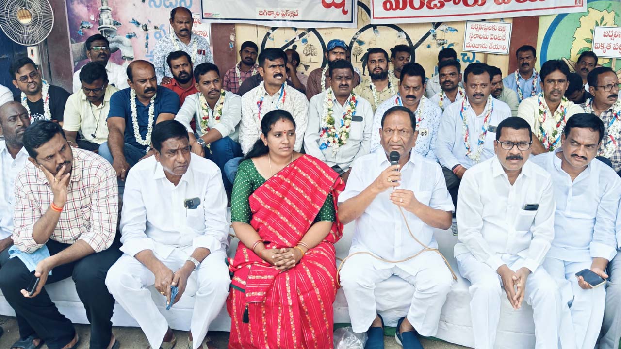 Koppula Eshwar | జర్నలిస్టులు ఇండ్ల స్థలాల కోసం నిరసన దీక్షలో పాల్గొనడం బాధాకరం : మాజీ మంత్రి కొప్పుల ఈశ్వర్‌