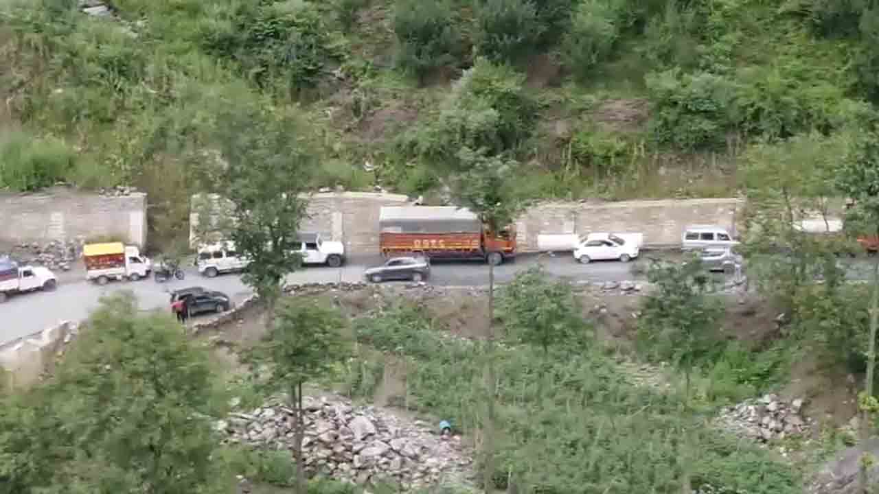 Kullu-Manali Highway | కొట్టుకుపోయిన కులు-మ‌నాలీ రోడ్డు.. కిలోమీటర్ల మేర నిలిచిన వాహనాలు.. డ్రోన్‌ విజువల్స్‌