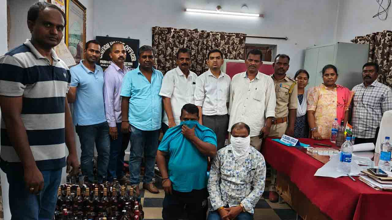 Liquor Seize | హైదరాబాద్‌లో 100 విదేశీ మద్యం బాటిళ్ల జప్తు.. ఇద్దరు అరెస్ట్.. !