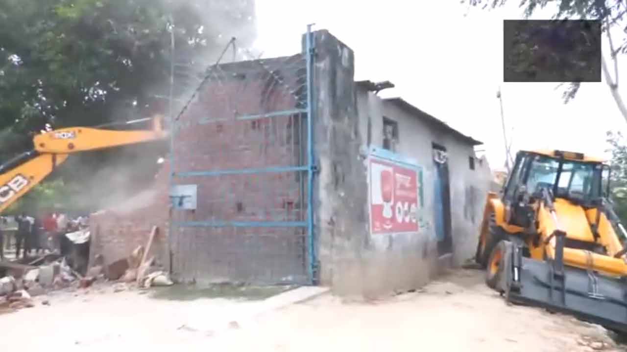 Bakery demolition | మైనర్ బాలికపై రేప్‌ కేసులో ఎస్పీ నేత.. బేకరీని కూల్చేసిన ప్రభుత్వం.. Video