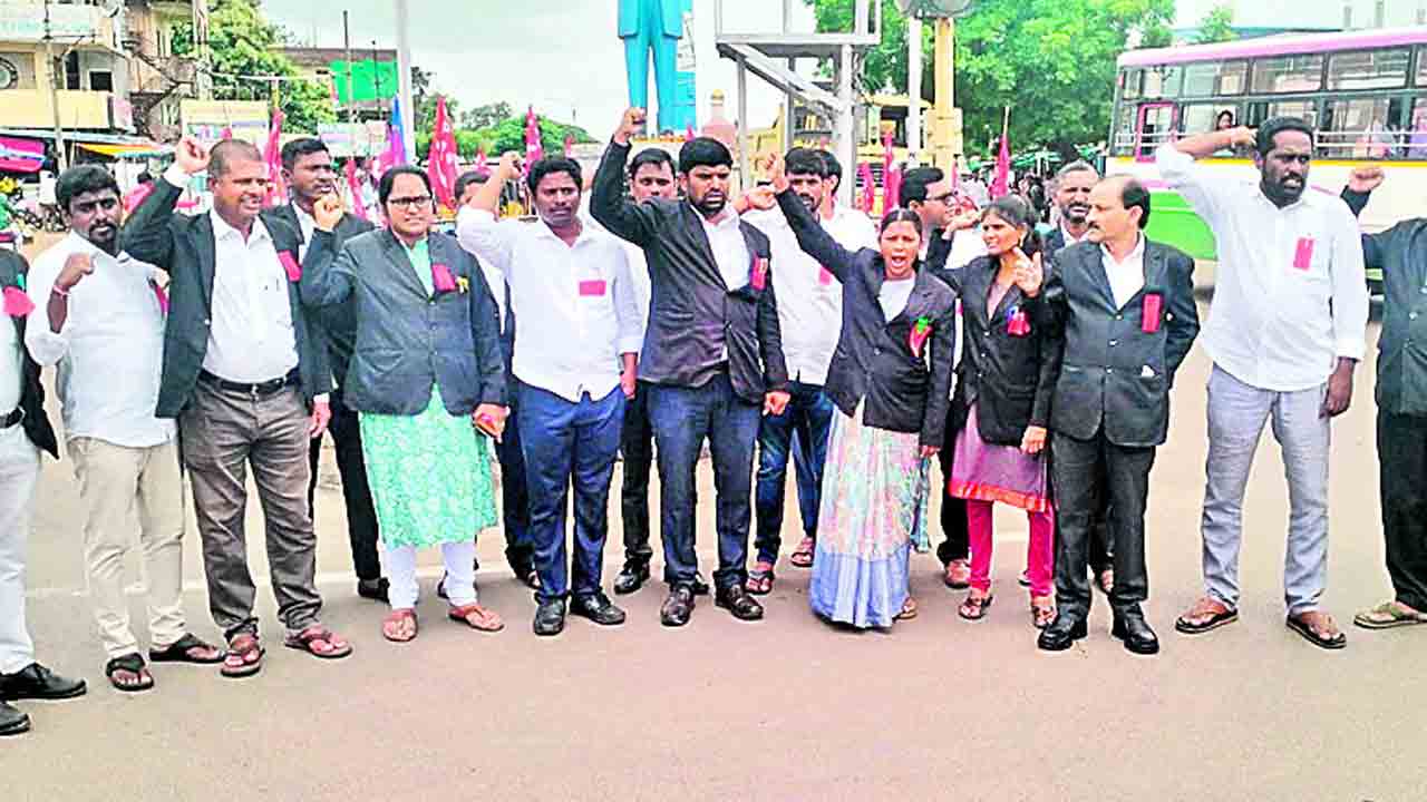 రోడ్డెక్కిన న్యాయవాదులు