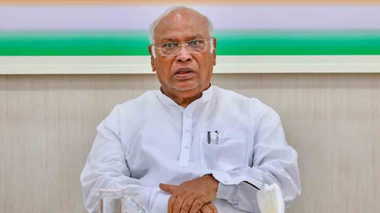 Mallikarjun Kharge | స్కామ్‌లతో కర్నాటక కాంగ్రెస్‌ నేతల ఉక్కిరిబిక్కిరి : ఖర్గే కుటుంబం నిర్వహించే ట్రస్ట్‌కు భూ కేటాయింపుపై దుమారం