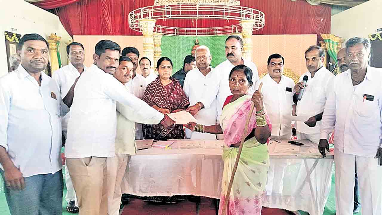 సీఎంఆర్‌ఎఫ్‌ కూడా ఇవ్వలేని స్థితిలో ప్రభుత్వం