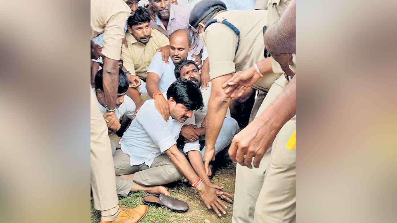 బీఆర్‌ఎస్‌ ఎమ్మెల్యేపై జులుం