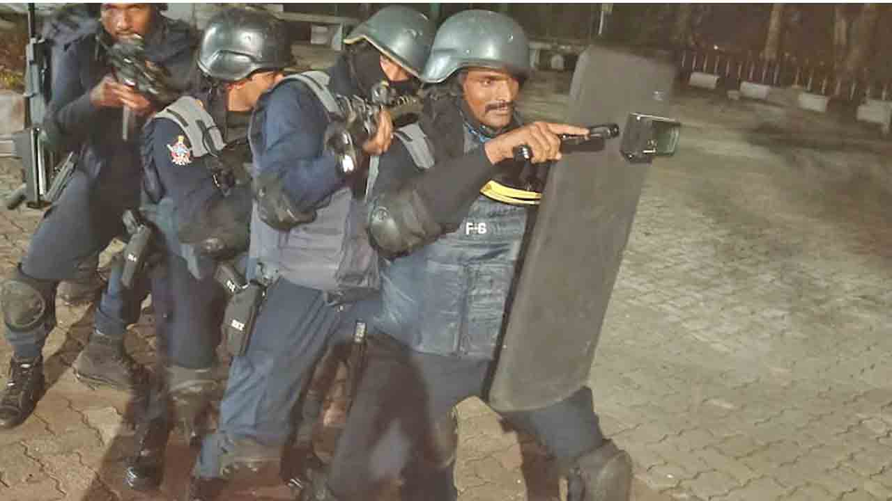 Octopus troops | విజయవాడ బస్టాండ్‌లో అర్ధరాత్రి ఆక్టోపస్‌ దళాల హల్‌చల్‌.. భయాందోళనలకు గురైన ప్రయాణికులు