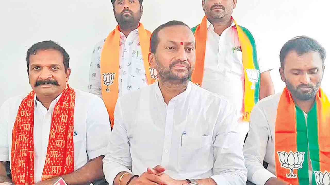 విషజ్వరాలు ప్రబలుతుంటే పట్టించుకోరా?