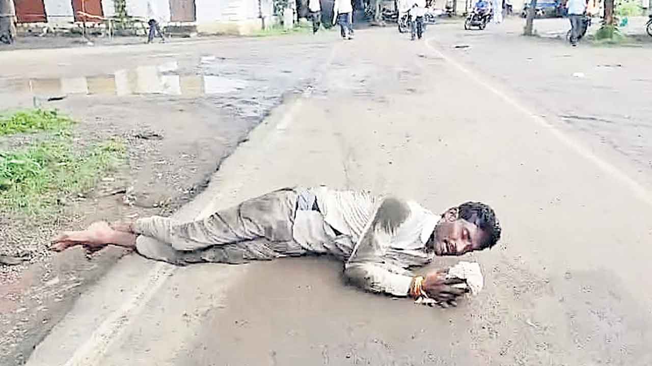 Farmer | పొర్లుదండాలు పెడుతూ కలెక్టర్‌ ఆఫీసుకు.. న్యాయం కోసం రైతు వినూత్న నిరసన