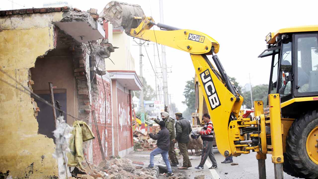 పేతల సౌధంపైకి బుల్లోజర్‌