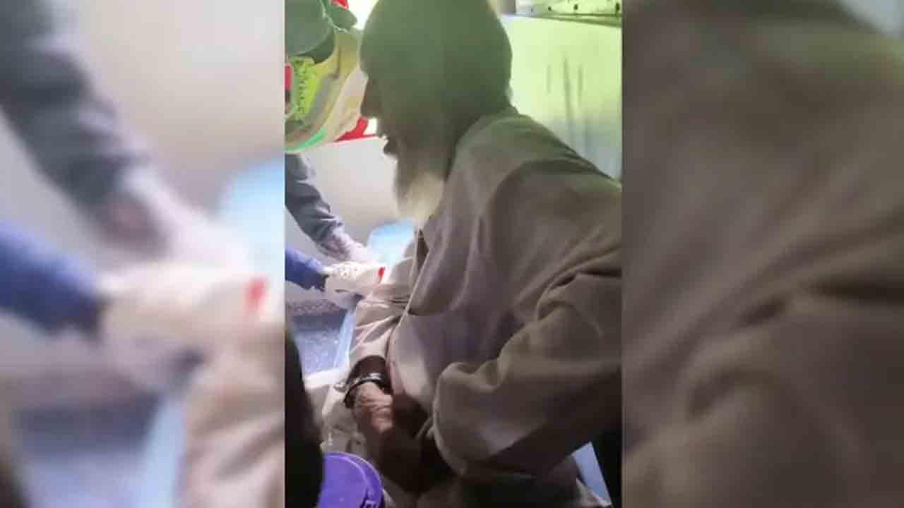 elderly man assaulted in train | గొడ్డు మాంసం తీసుకెళ్తున్నాడన్న అనుమానంతో.. రైలులో వృద్ధుడిపై   దాడి