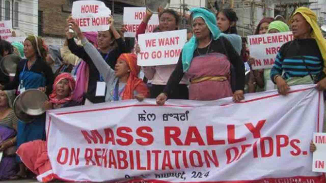 Manipur’s Displaced People Protest | ఇళ్లకు తిరిగి వెళ్తామంటూ మణిపూర్‌లో నిర్వాసితుల నిరసన..   టియర్ గ్యాస్ షెల్స్ ప్రయోగించిన పోలీసులు