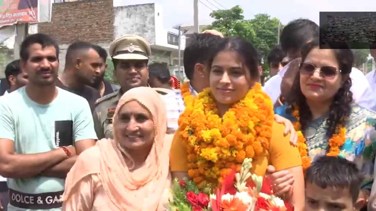 Manu Bhaker | అమ్మమ్మ ఊరికి షూటర్‌ మనూభాకర్‌.. ఘన స్వాగతం పలికిన గ్రామస్తులు.. Video
