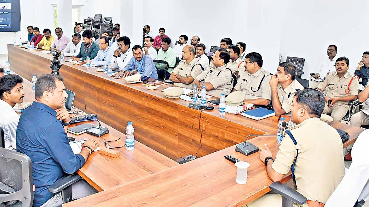 అపరిచితులకు ఖాతా నంబర్లు ఇవ్వొద్దు