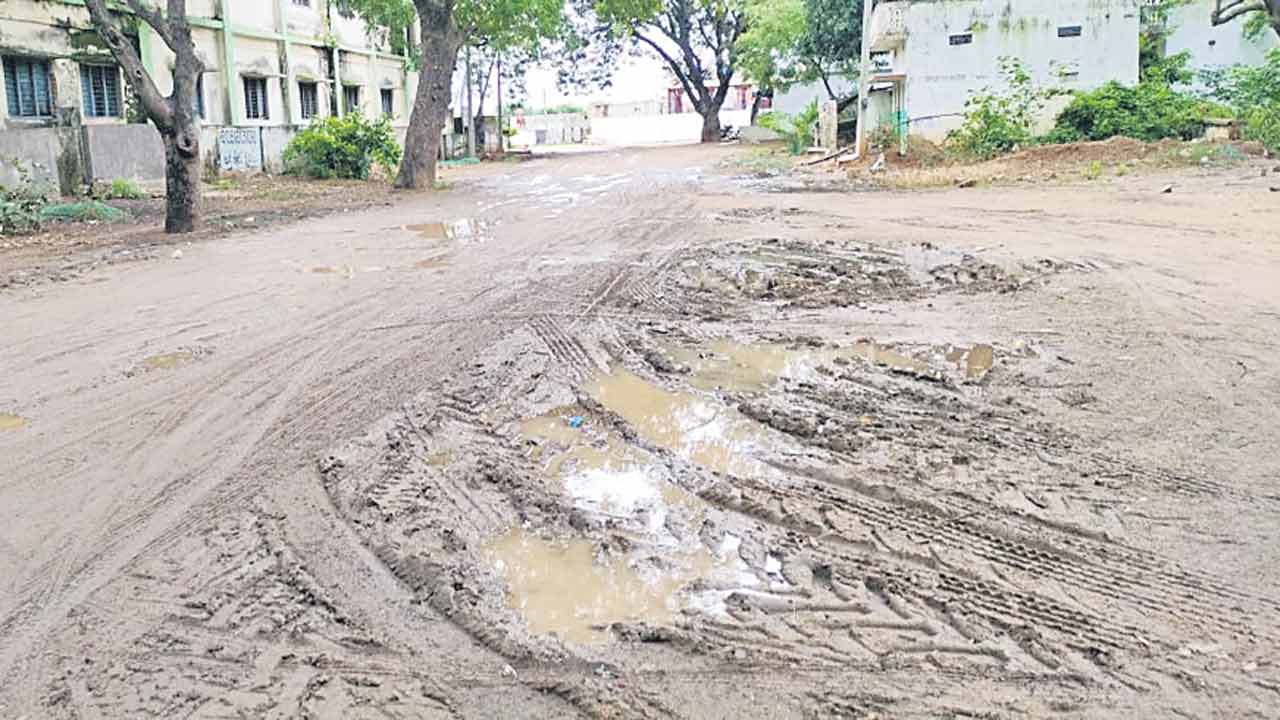 అధ్వానంగా రోడ్లు