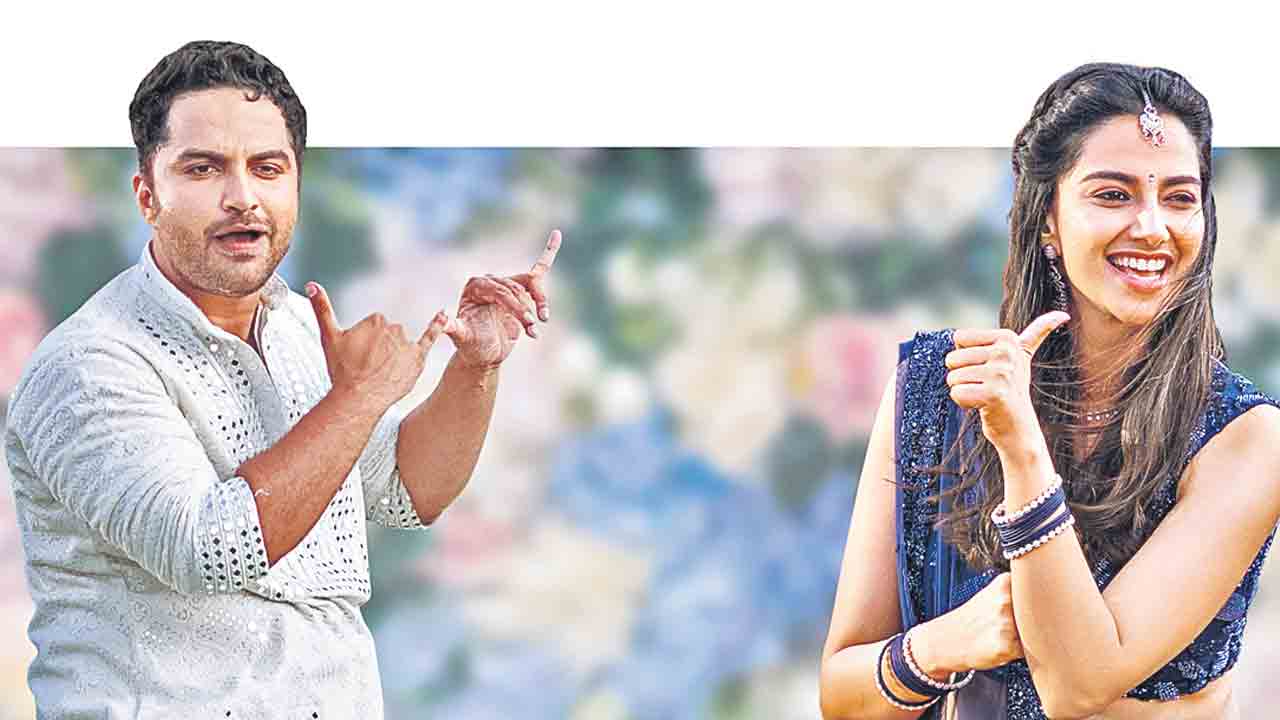 Meenakshi Chaudhary | గుల్లెడు గుల్లెడు గులాబీలు గుప్పే పిల్లడే.. విశ్వక్‌సేన్‌తో ఆడిపాడుతున్న మీనాక్షి