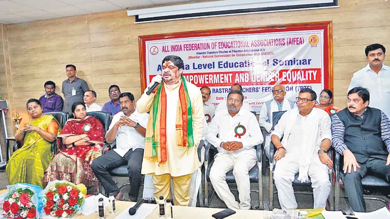 మహిళ నిర్ణయాత్మక శక్తిగా ఎదగాలి