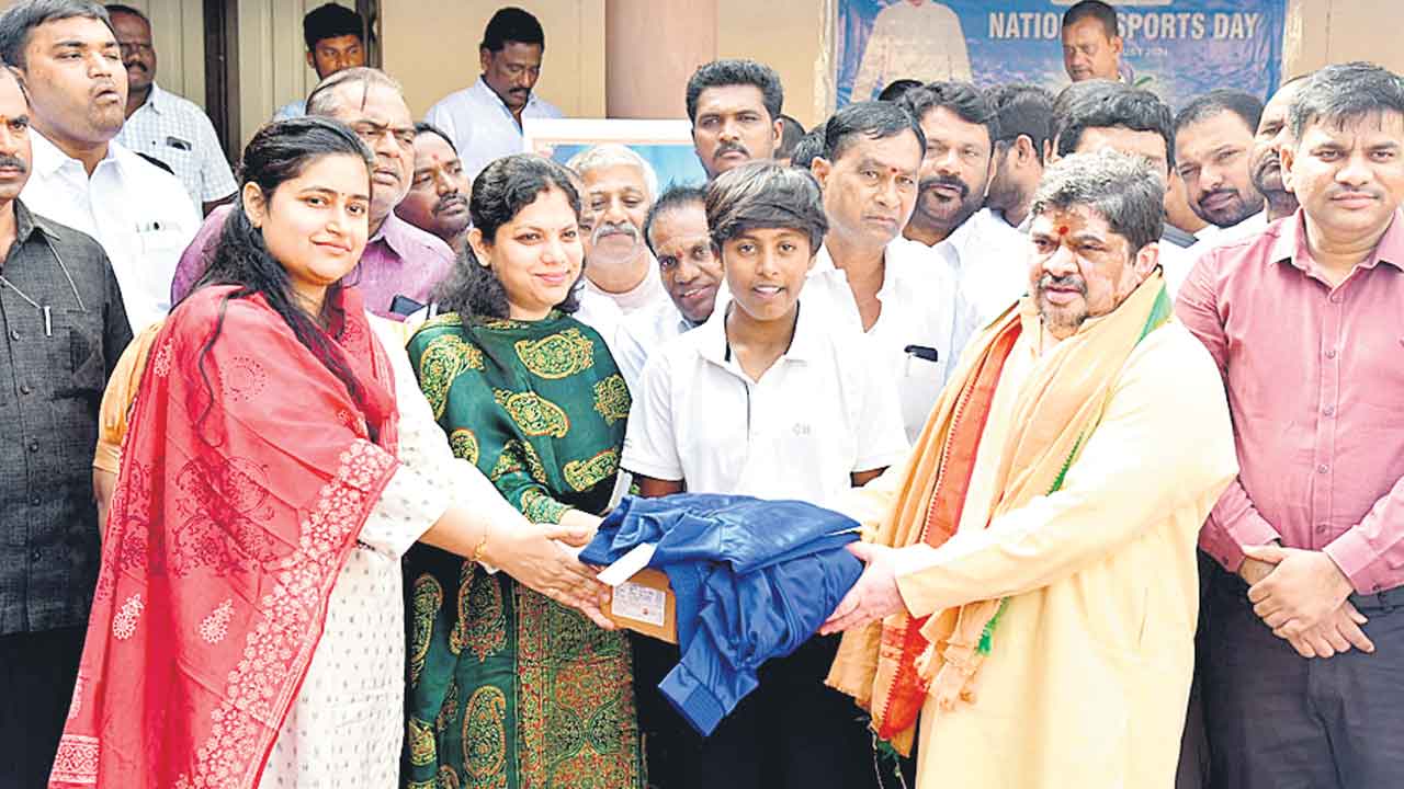 క్రీడా పాఠశాలలో సౌకర్యాలు కల్పిస్తాం