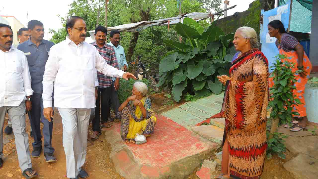 వైఎస్‌ఆర్‌ కాలనీలో మంత్రి తుమ్మల పర్యటన