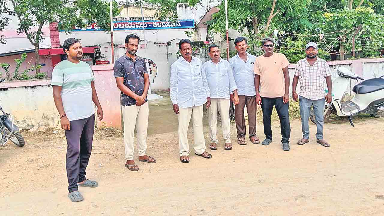 రైతన్నలపై పోలీసు ఉక్కుపాదం