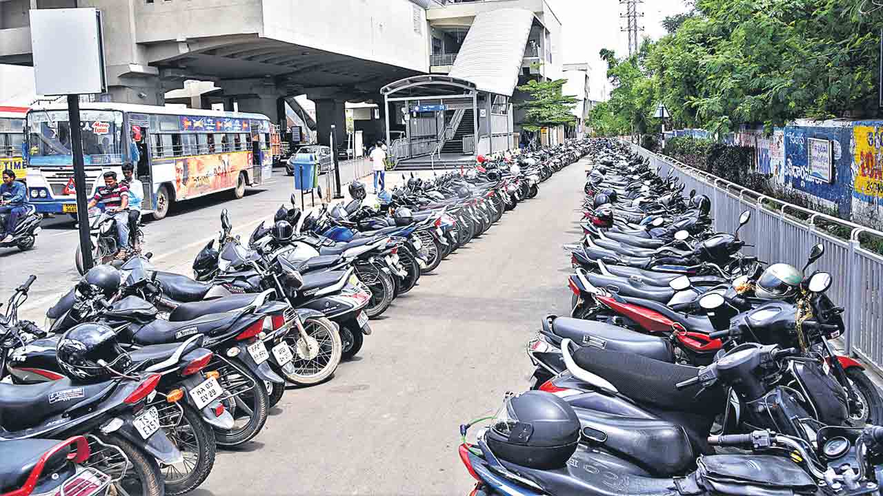 Hyderabad Metro | మెట్రో ప్రయాణికుల ఆందోళన.. పెయిడ్‌ పార్కింగ్‌పై వెనక్కి తగ్గిన ఎల్‌అండ్‌టీ