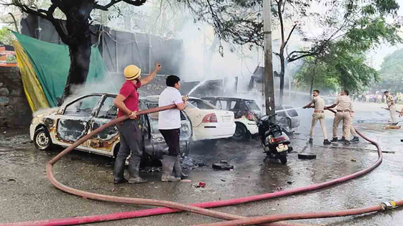 Mob Sets Cars On Fire | స్కూల్‌లో విద్యార్థిని కత్తితో పొడిచిన మరో విద్యార్థి.. కార్లకు నిప్పుపెట్టిన జనం