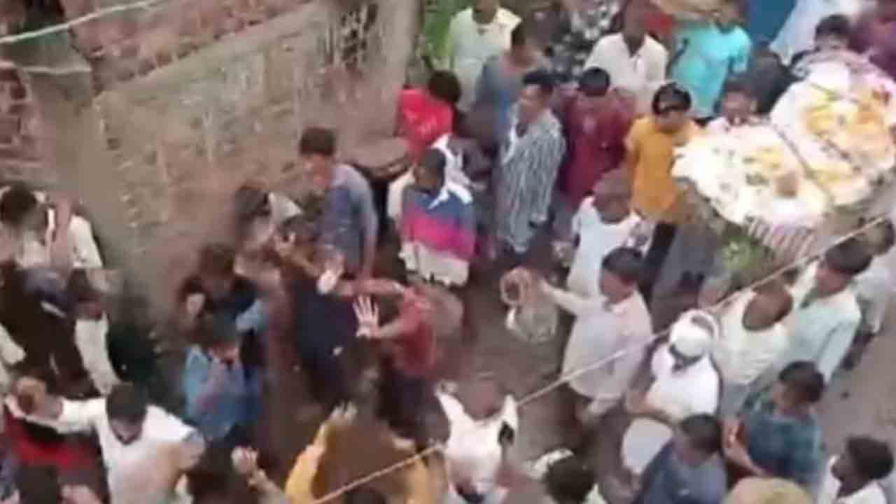 Watch: డీజే మ్యూజిక్‌, డ్యాన్సులతో.. కోతికి అంత్యక్రియలు నిర్వహించిన గ్రామస్తులు