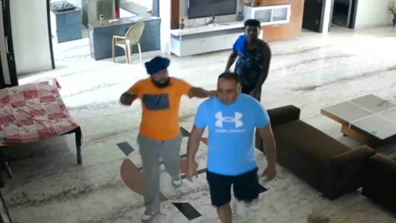 NRI Shot | అమెరికా నుంచి వచ్చిన ఎన్నారైపై అతడి ఇంట్లో కాల్పులు.. వీడియో వైరల్‌