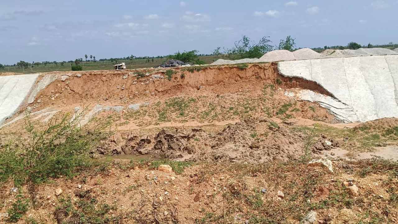 ఎడమ కాల్వకు గండ్ల గండం