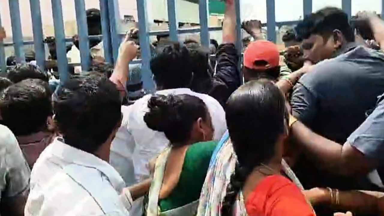 సంగం డెయిరీ ఎదుట రైతుల ఆందోళన