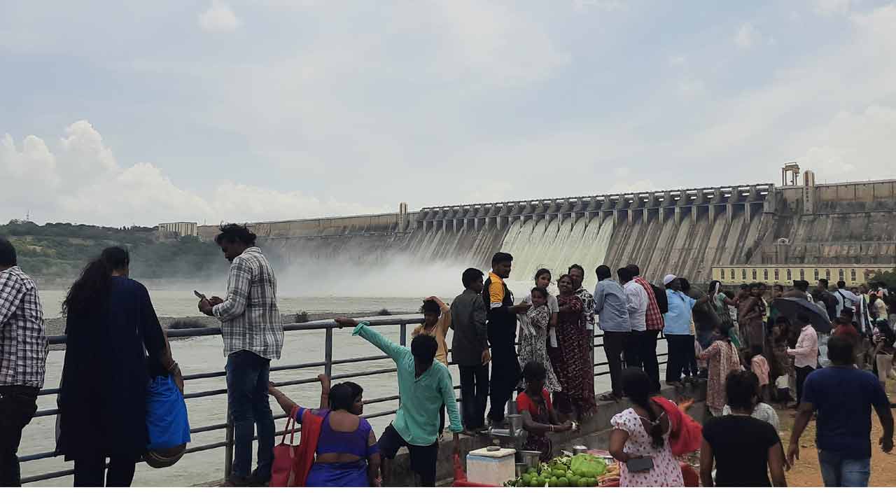 వరద తగ్గినా.. తగ్గని జనం