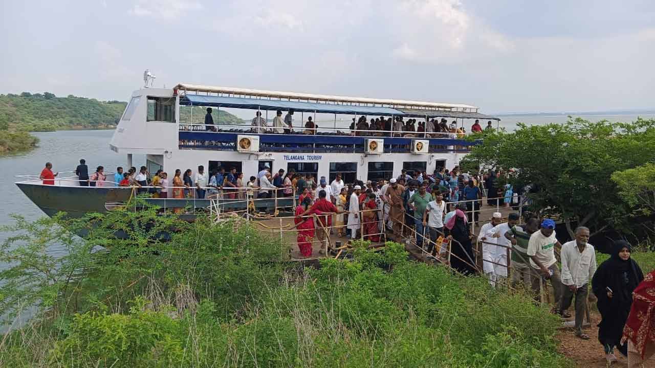 రెండు గేట్ల ద్వారా సాగర్‌ నీటి విడుదల