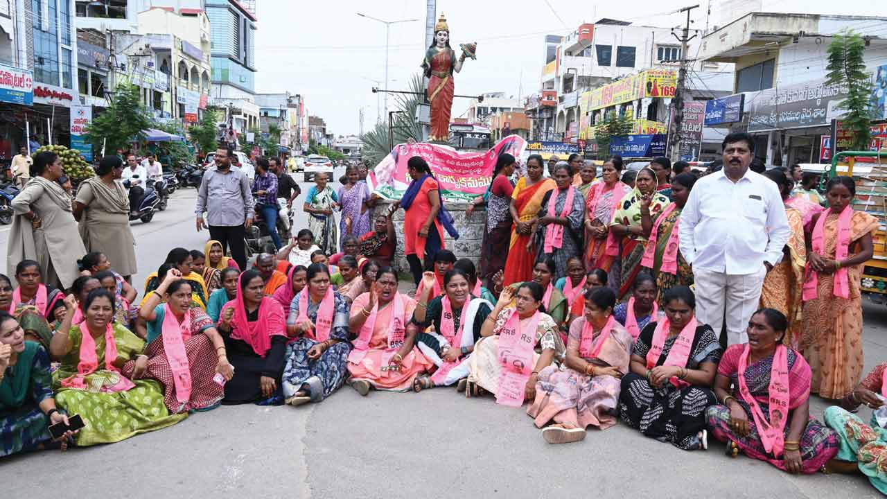 రేవంత్‌రెడ్డిపై భగ్గుమన్న మహిళాలోకం