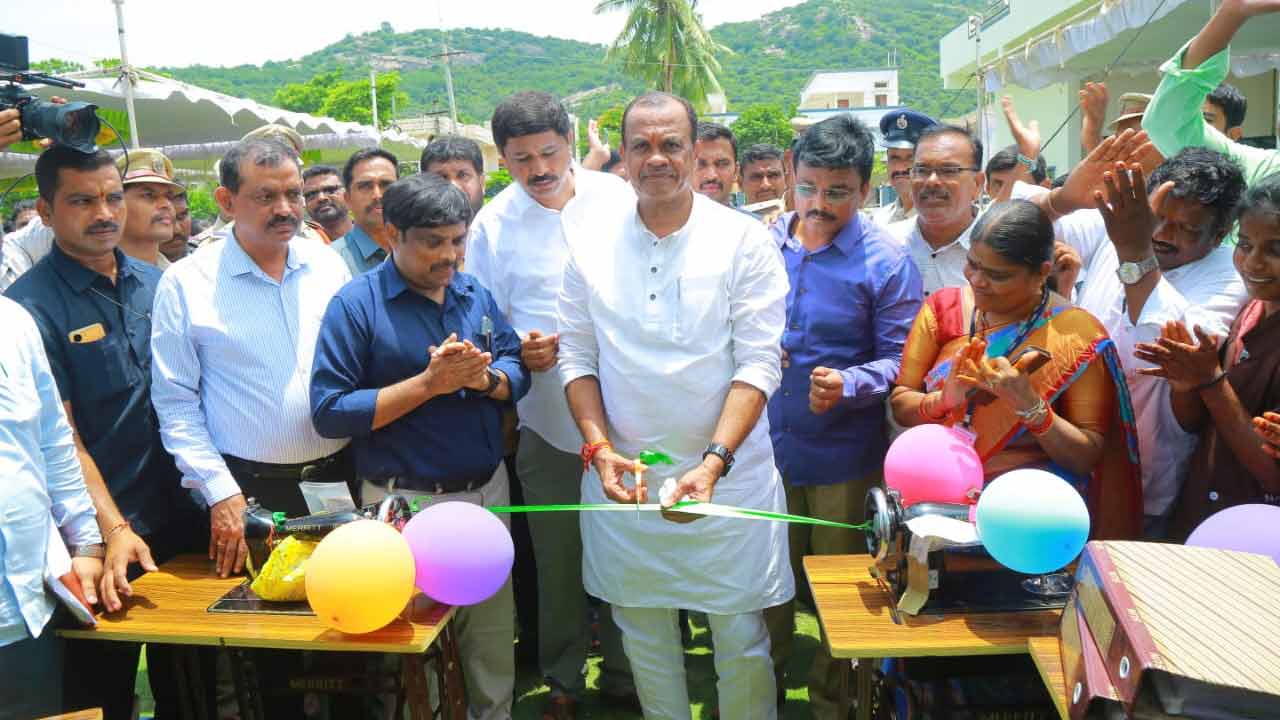 యువతకు ఉపాధి కల్పించడానికే స్కిల్‌ డెవలప్‌మెంట్‌ సెంటర్‌