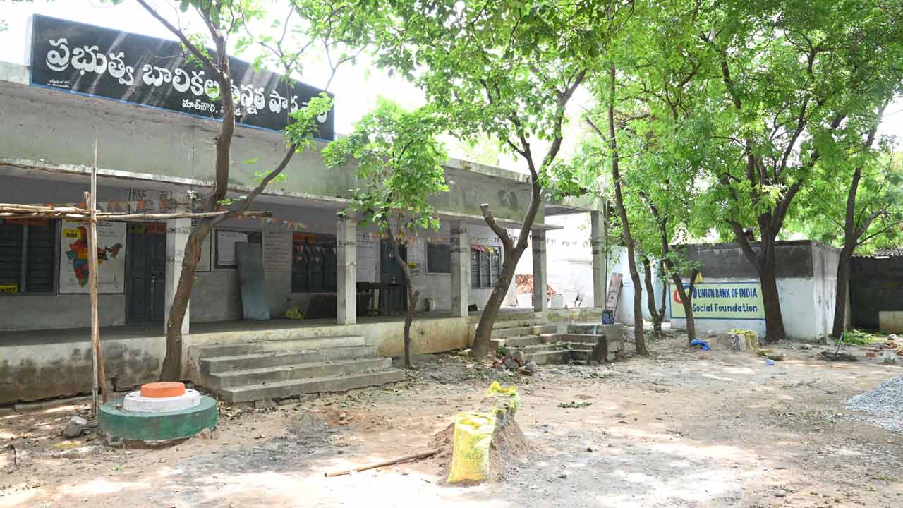 సర్కారు స్కూళ్లకు నిధుల్లేవ్‌
