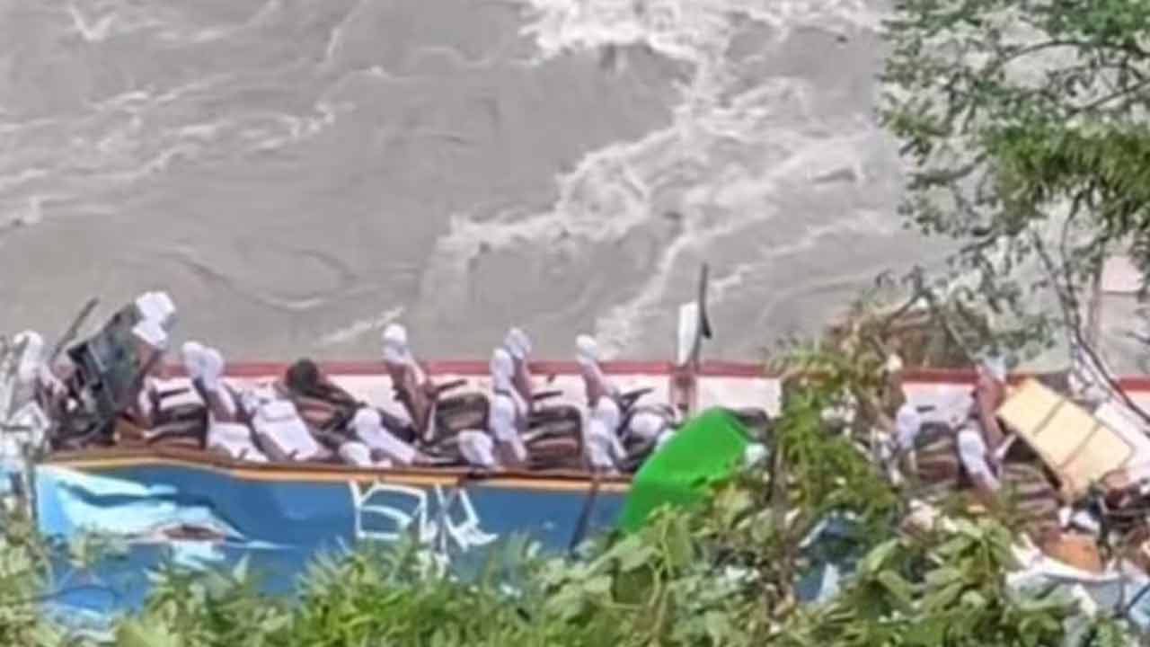 Bus in river | నేపాల్ నదిలోకి దూసుకెళ్లిన యూపీ బస్సు.. బస్సులో 40 మంది ప్రయాణికులు..!