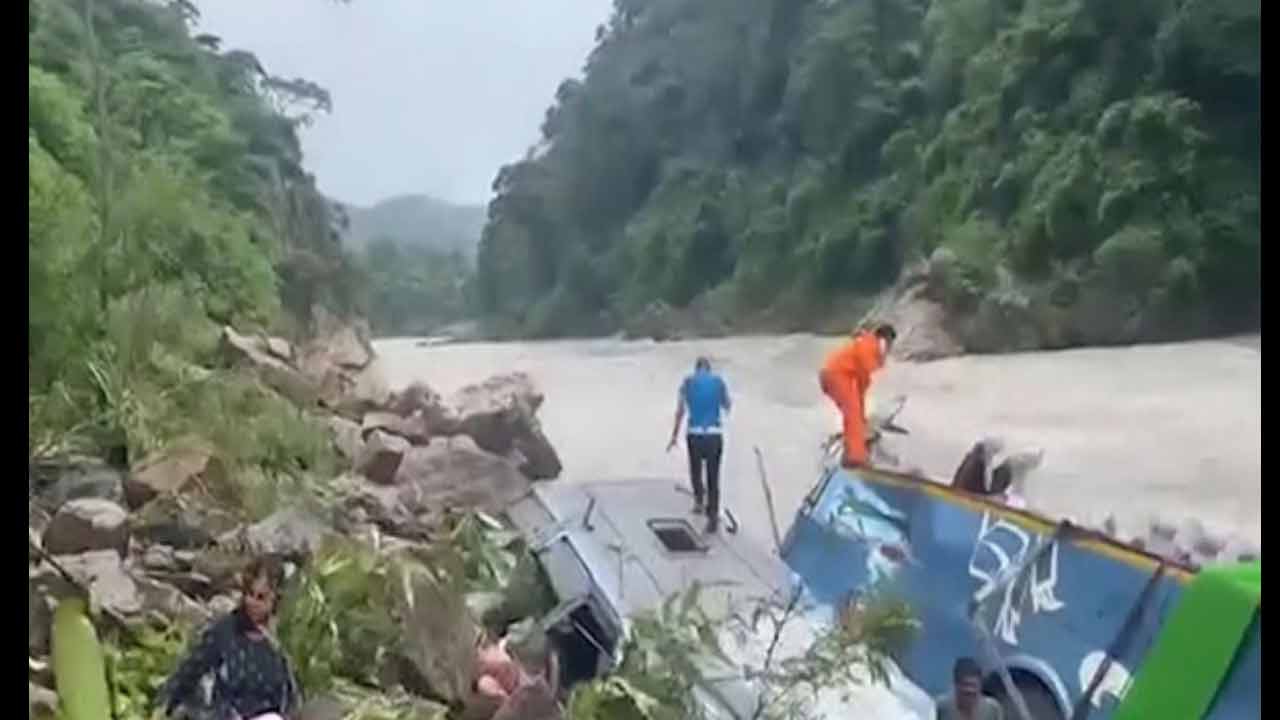 Bus in river | నేపాల్ నదిలో పడ్డ యూపీ బస్సు.. 14కు చేరిన మృతుల సంఖ్య..!
