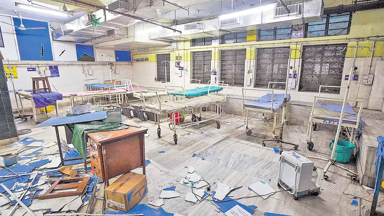 Kolkata Doctor Death | జూనియర్‌ డాక్టర్‌ హత్యాచారంపై అట్టుడికిన బెంగాల్‌.. ఆర్‌జీ దవాఖానలో అర్ధరాత్రి దుండగుల విధ్వంసం