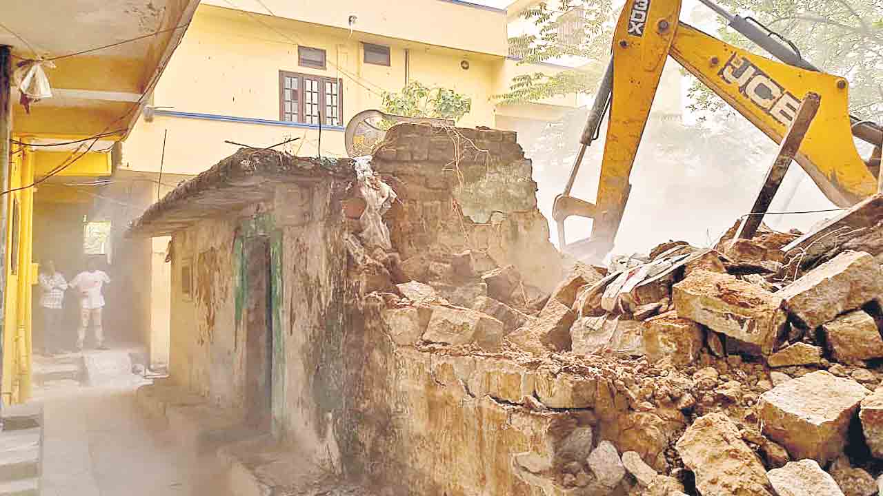 GHMC | వర్షాకాలం.. శిథిల భవనాల కూల్చివేతలు ముమ్మరం