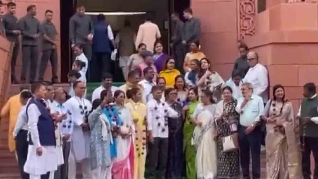 Protests | కూరగాయల ధరల పెరుగుదలపై విపక్షాల ఆందోళన.. ఉల్లిపాయల దండతో ఎంపీల నిరసన