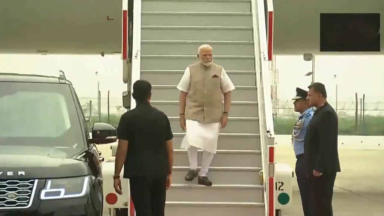 PM Modi | పోలెండ్‌, ఉక్రెయిన్‌ పర్యటనలు ముగించుకుని ఢిల్లీకి వచ్చిన ప్రధాని మోదీ.. Video