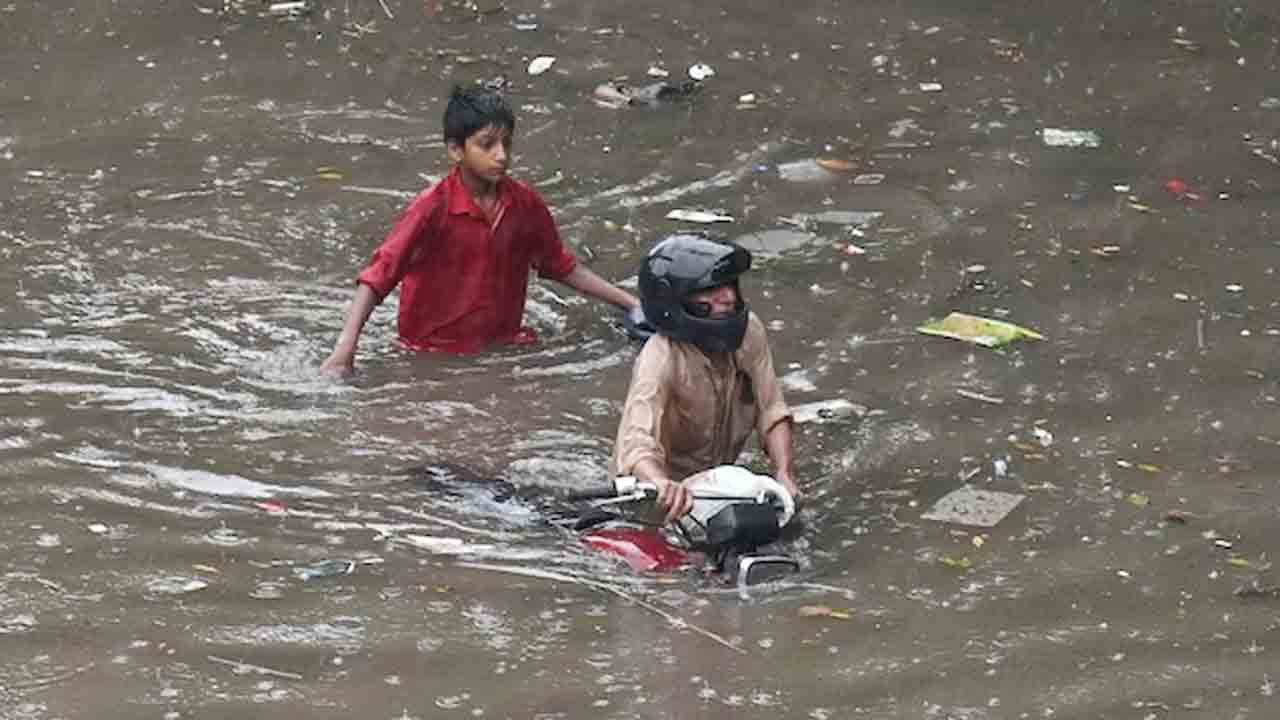 Pakistan | పాకిస్థాన్‌లో వరదలకు 30 మంది మృతి.. లాహోర్‌లో 44 ఏళ్ల రికార్డు బద్దలు