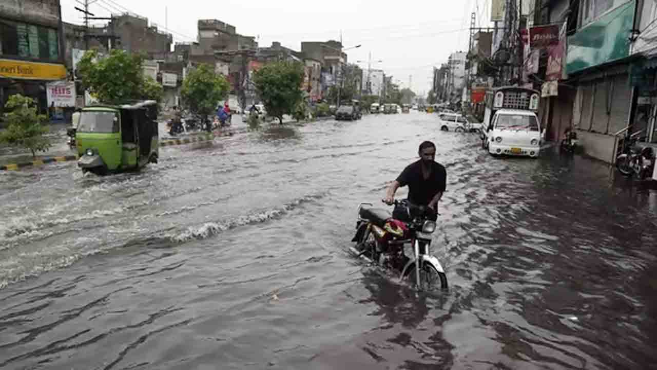 Landslides | కొండచరియలు విరిగిపడి.. ఒకే కుటుంబానికి చెందిన 12 మంది మృతి