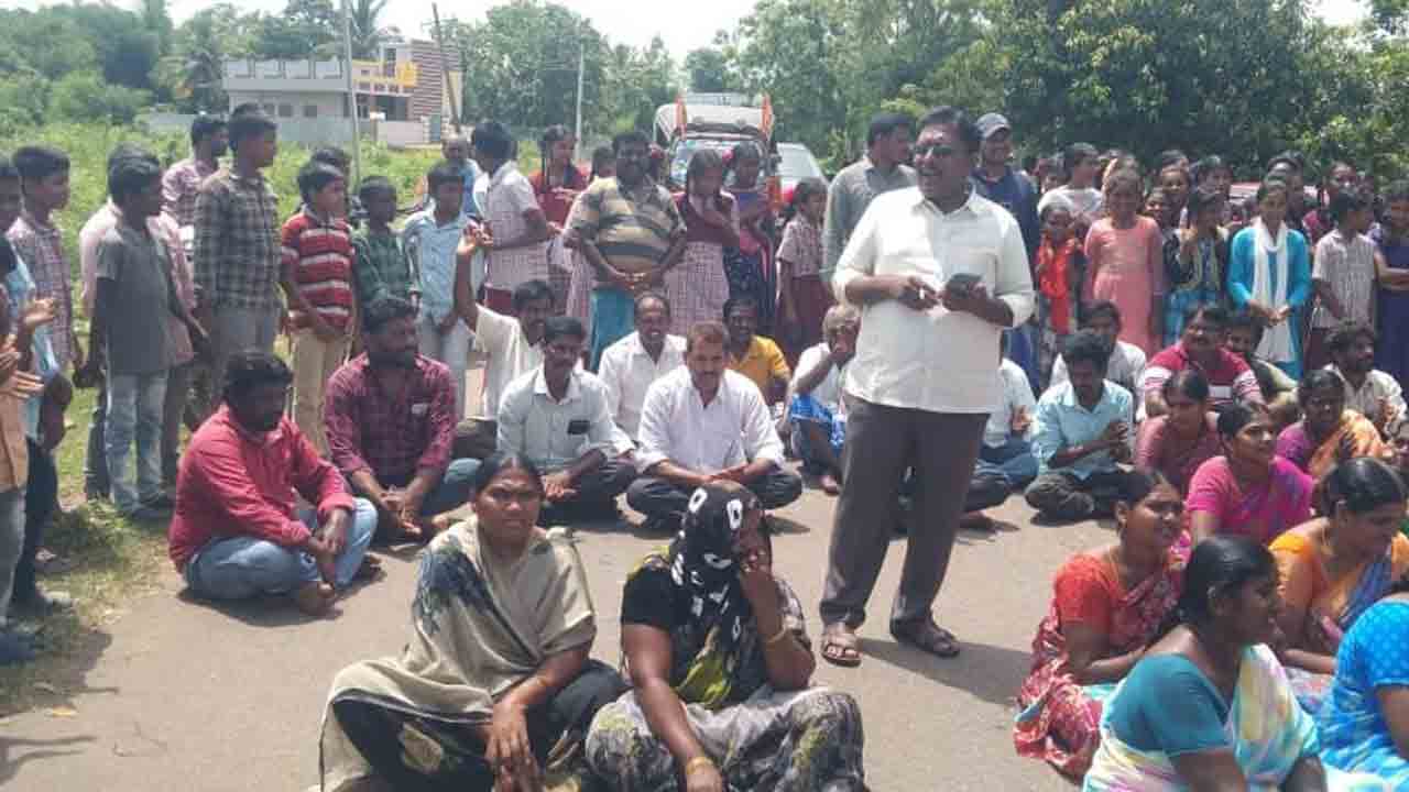 కందుకూరు పాఠశాల ఎదుట ధర్నా