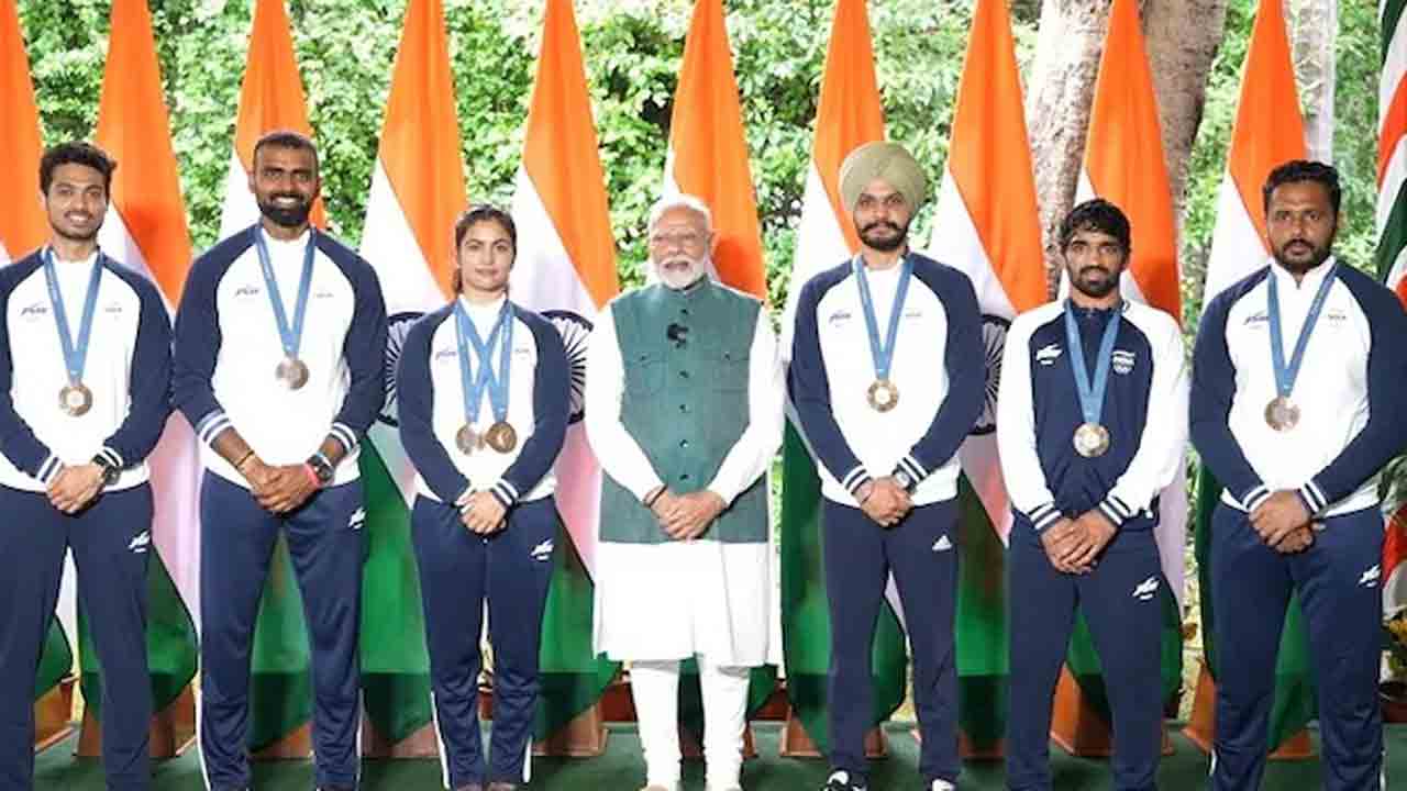PM Modi | పారిస్‌ ఒలింపిక్స్‌ పతక విజేతలతో మోదీ భేటీ.. ప్రధానికి ప్రత్యేక బహుమతి ఇచ్చిన హాకీ జట్టు
