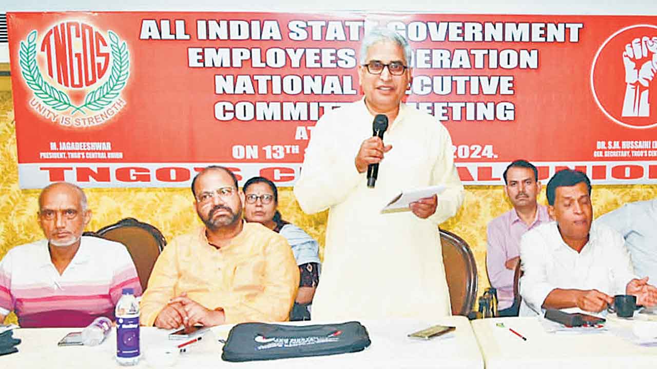 పెన్షన్ భిక్ష కాదు.. మా హక్కు!