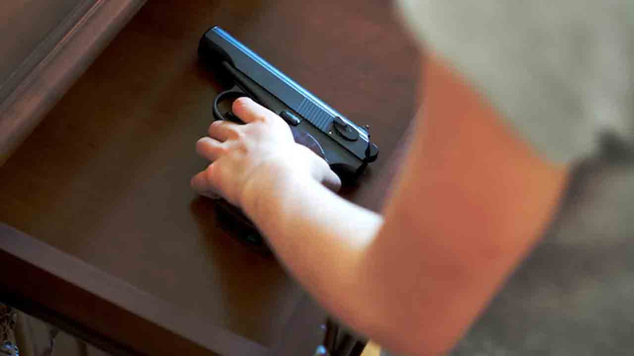 Student Brings Pistol To School | బొమ్మగా భావించి స్కూల్‌కు పిస్టల్‌ తెచ్చిన విద్యార్థి.. తర్వాత ఏం   జరిగిందంటే?