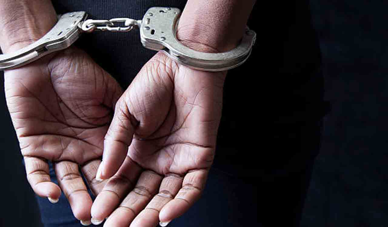 Man Arrested For Branding Daughter | కుమార్తెకు వాతలు పెట్టిన తండ్రి.. బాలిక తాత ఫిర్యాదుతో   అరెస్ట్