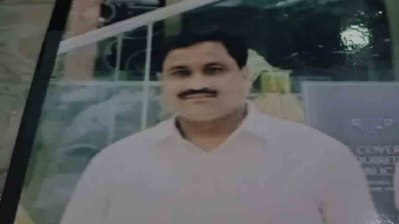 Postal Officer Kills Self | సీబీఐ రైడ్స్‌ తర్వాత పోస్టల్‌ ఆఫీసర్‌ ఆత్మహత్య.. సహోద్యోగులను నిందిస్తూ   నోట్‌