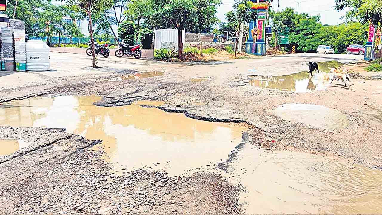 గుంతలమయంగా పాటి రోడ్డు