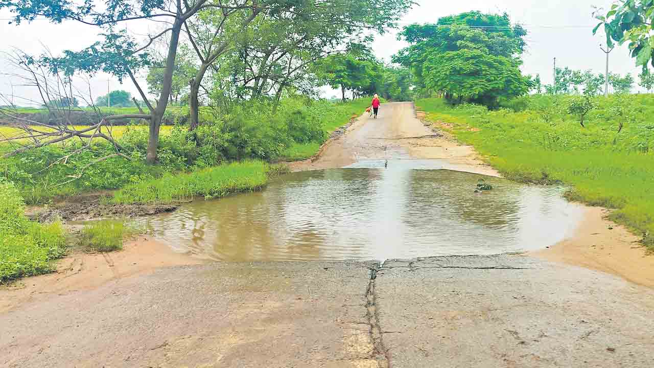 కల్వర్టులు లేక కష్టాలు
